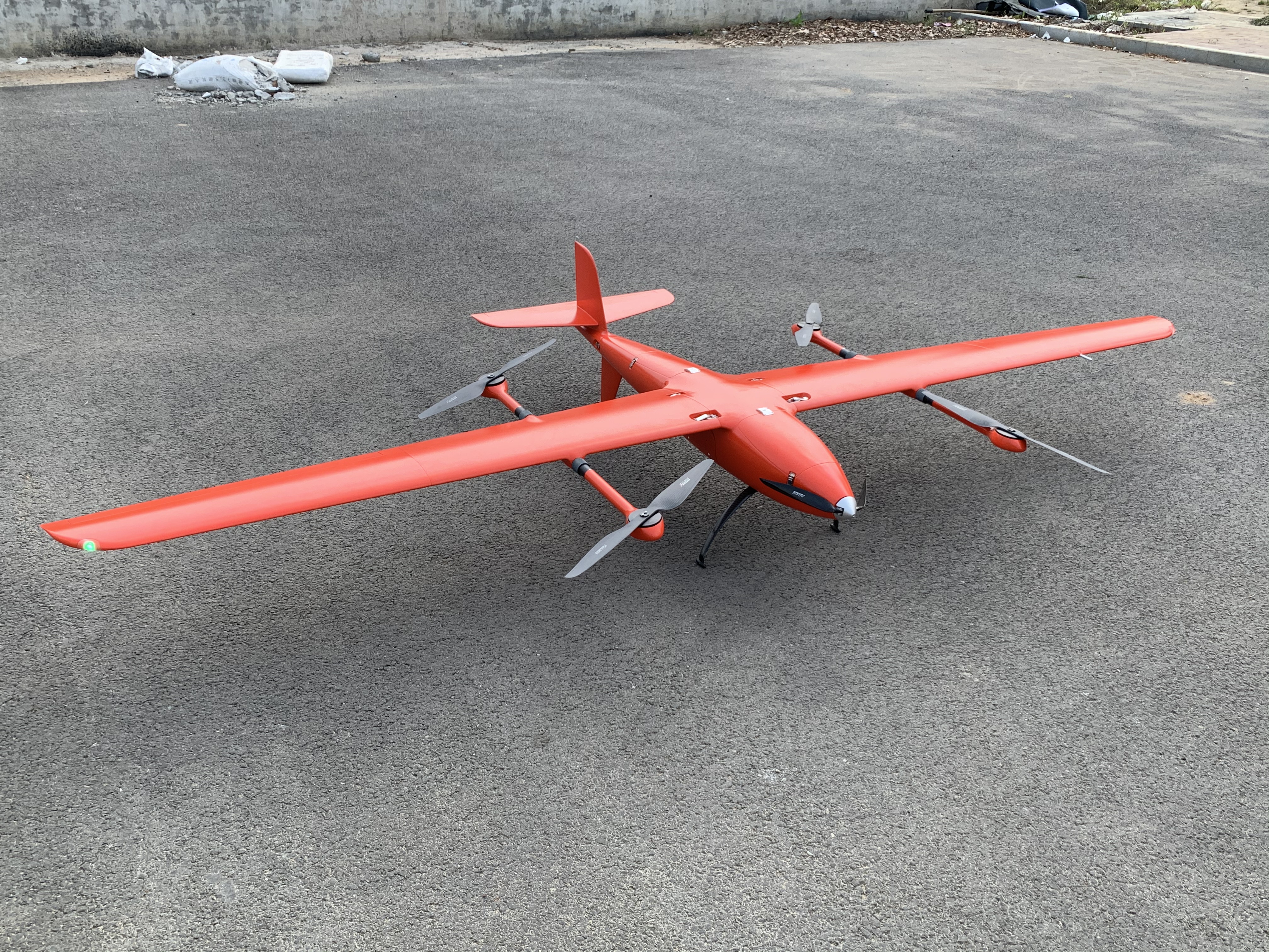大飛機(jī)航攝(左)<a href='http://14328.cn/typearticle/330-1.html' target='_blank' title='無人機(jī)航攝'><strong>無人機(jī)航攝</strong></a>(右)